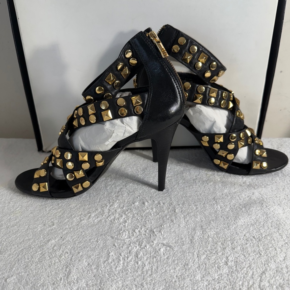 Authentic Tory Burch Studded Herls 🔥